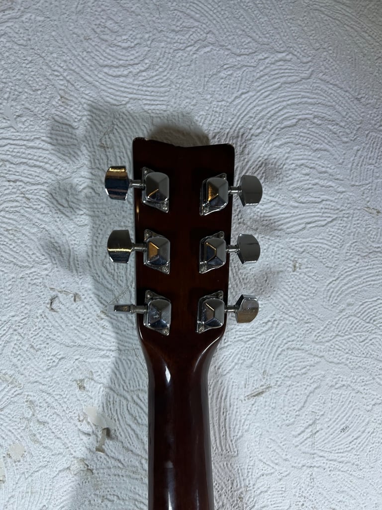 YAMAHA F-340 Acoustic Guitar - 6 String - Right Handed - Including Gig Bag
