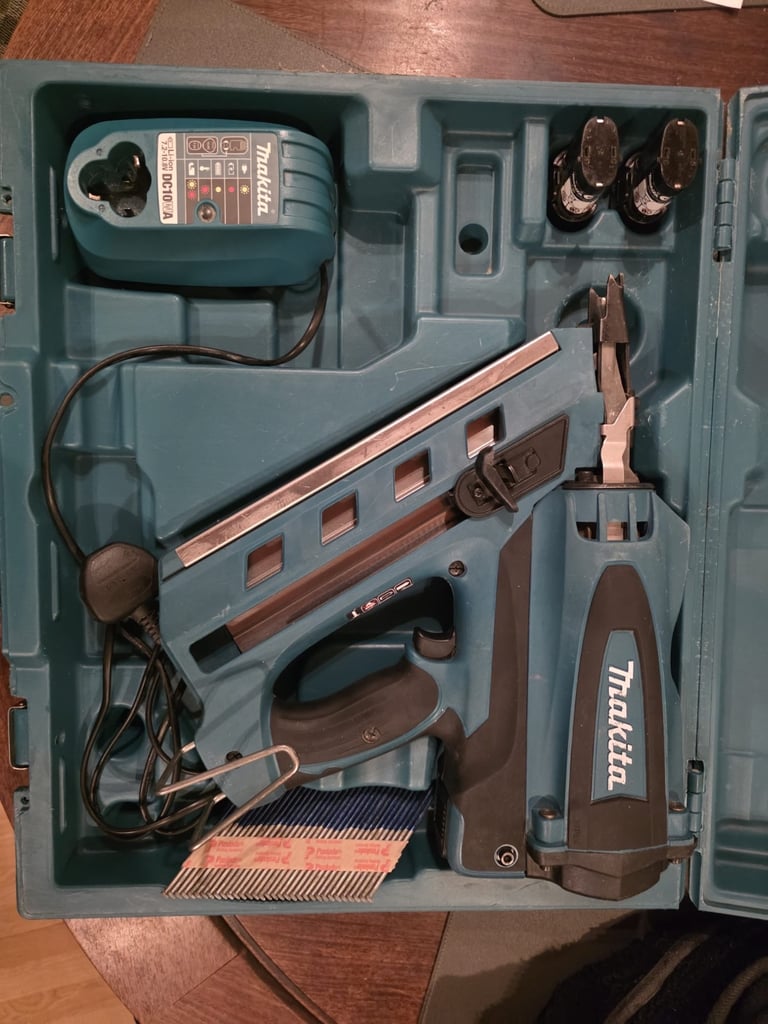 Makita GN900 Gas Nailer, 2x Batteries