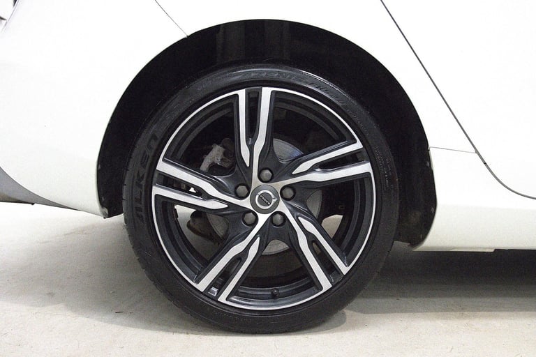 2017 Volvo V40 2.0 T2 R-Design Nav Plus Euro 6 (s/s) 5dr HATCHBACK Petrol Manual