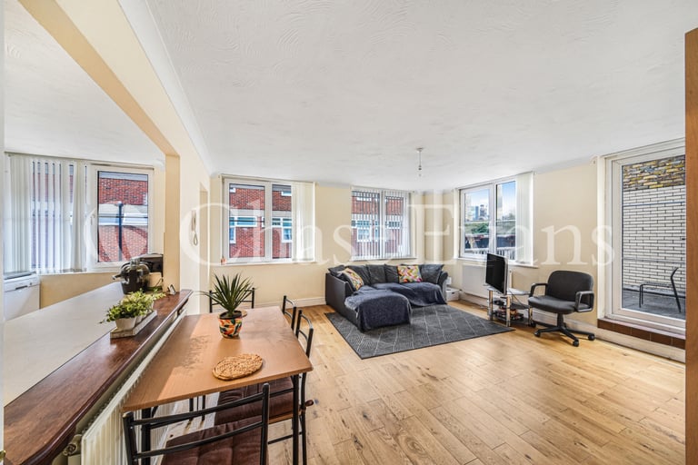 3 bedroom flat in Regents Canal House, Commercial Road, Limehouse E14
