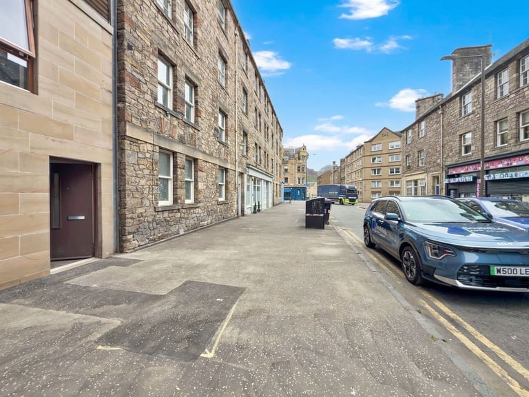 EN SUITE ROOM FOR LET: En suite bedroom available within large 8 bed townhouse in Newington