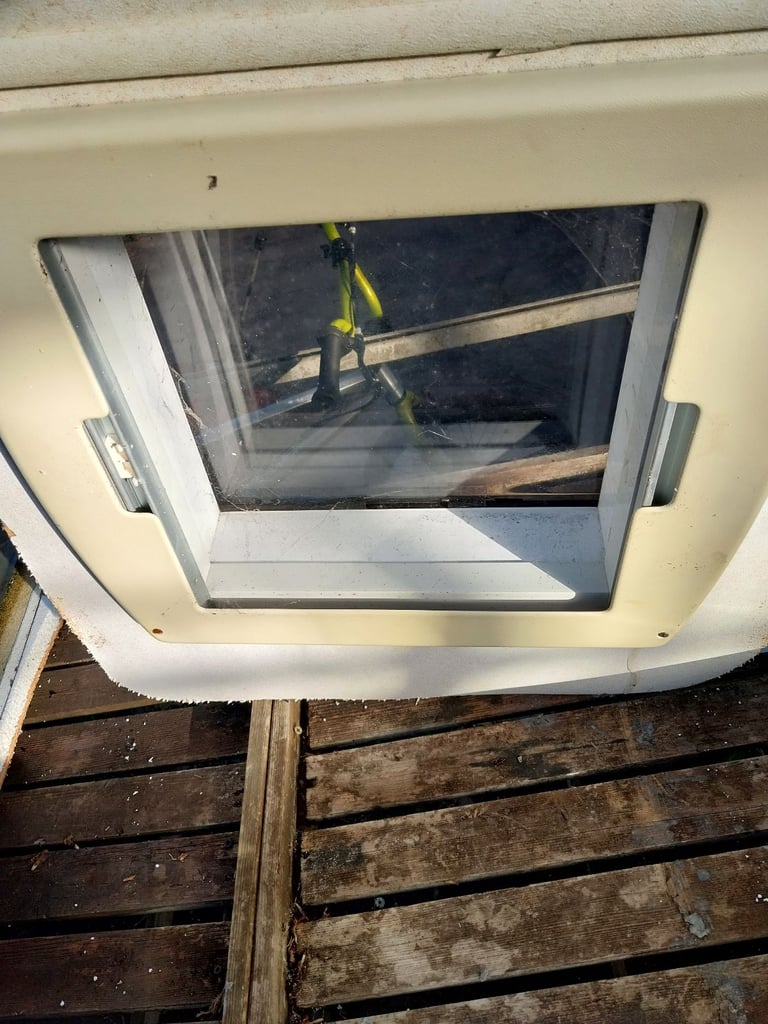 Remis tilt and slide caravan skylight 400 x 400