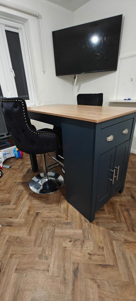 Breakfast bar with two high velvet chairs