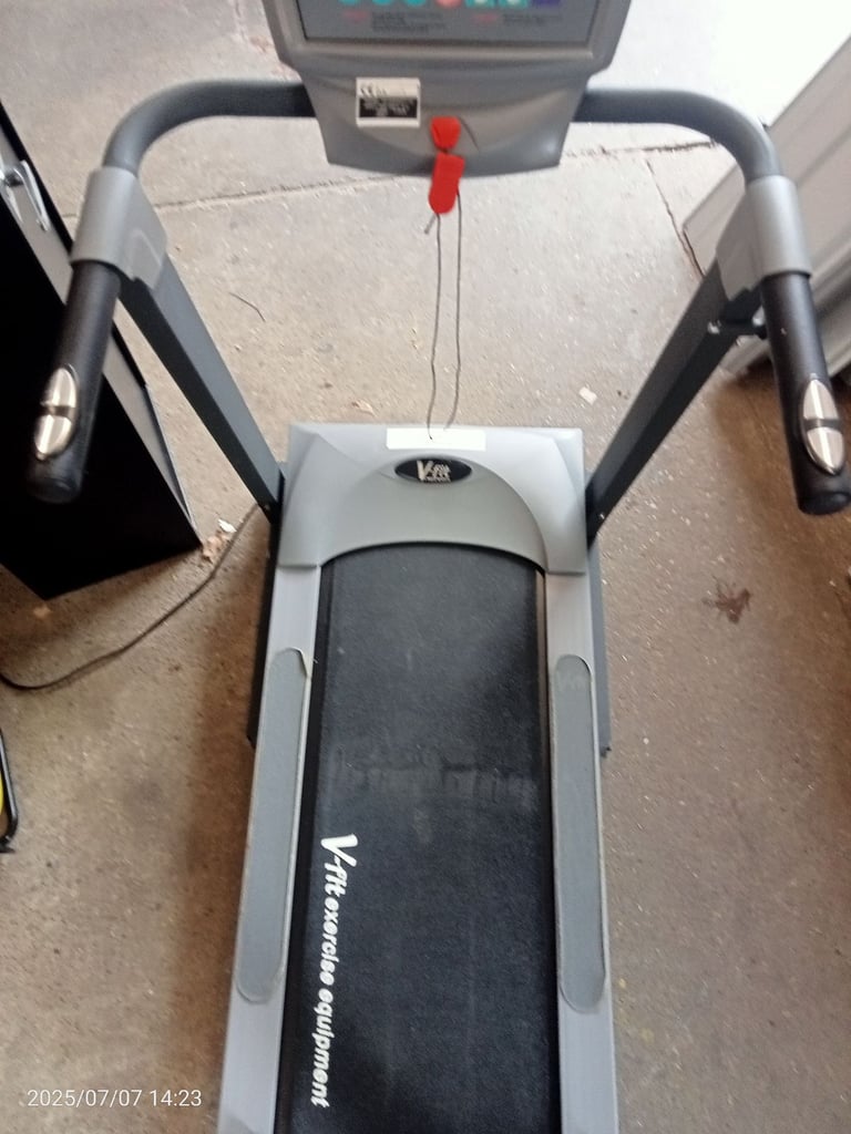 RUNNING MACHINE * V - Fit Full working order . Can show working 