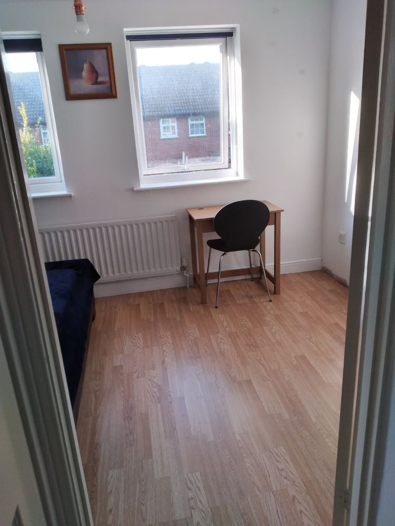 2 bed house for rent, close to centre & Rg12 9RT