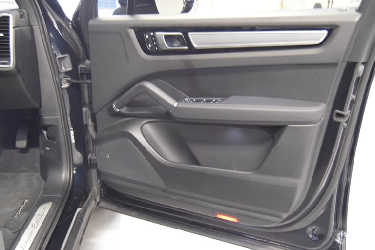 PORSCHE CAYENNE 3.0 V6 E-Hybrid 17.9kWh Platinum Edition 2022