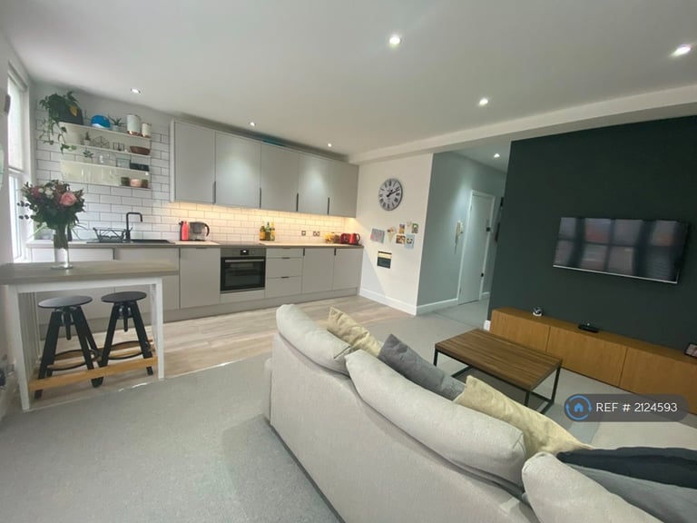 2 bedroom flat in Streatham, London, SW16 (2 bed) (#2124593)