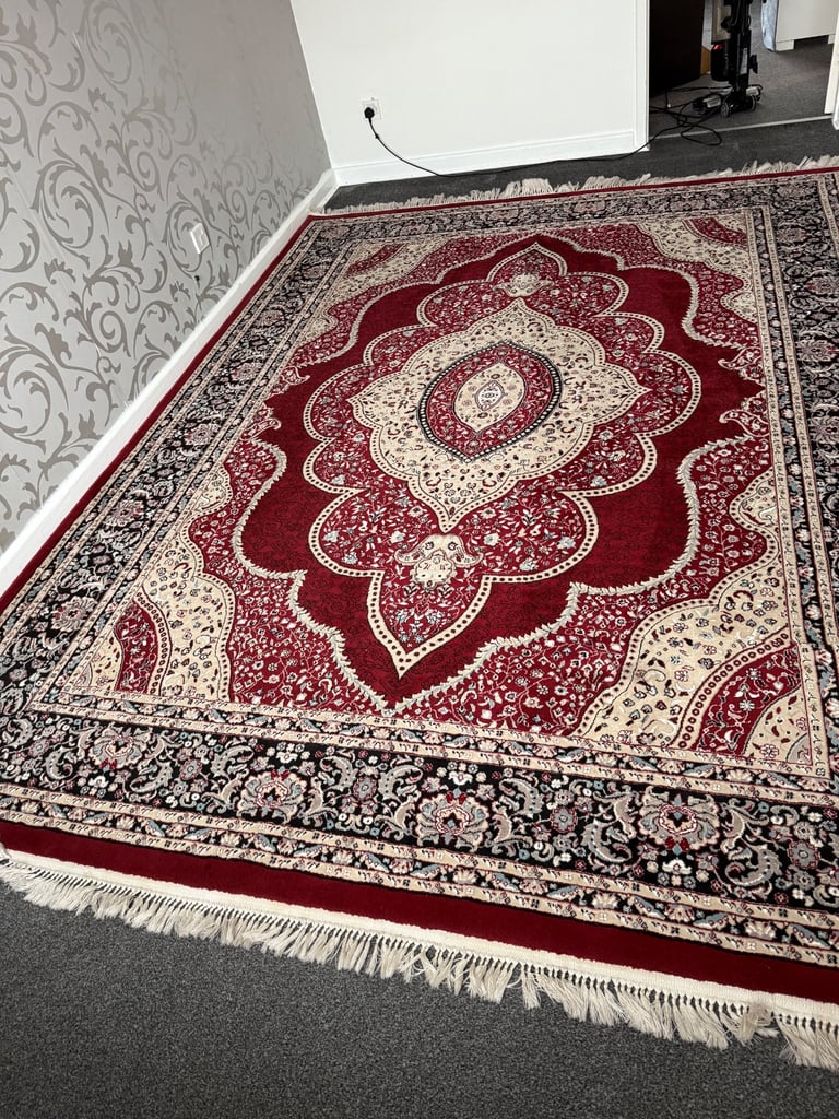 Extra large Isfahan rug like new 240cmx320 