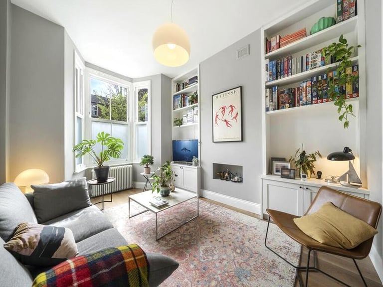 🏡 Spacious room available in the vibrant area of Mile End