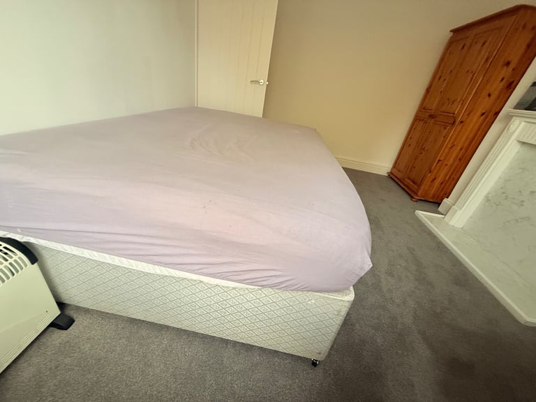 🏡 Large Double Bedroom for Rent