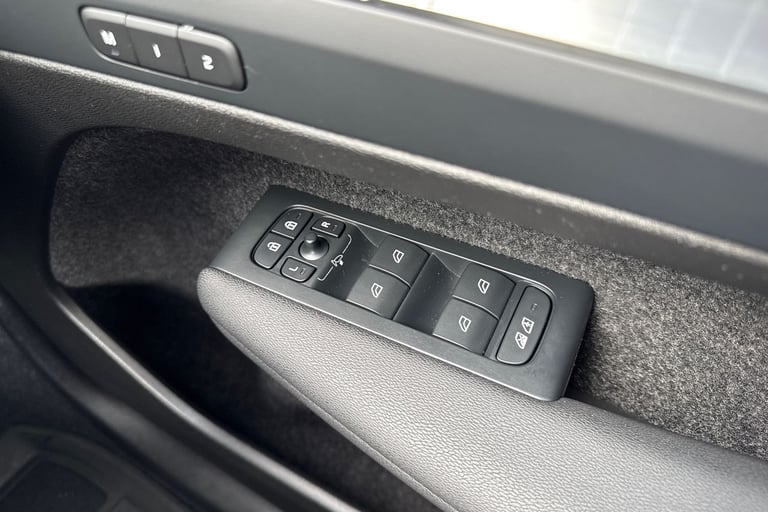 2023 Volvo XC40 2.0 B3 MHEV Plus DCT Auto Euro 6 (s/s) 5dr SUV PETROL Automatic