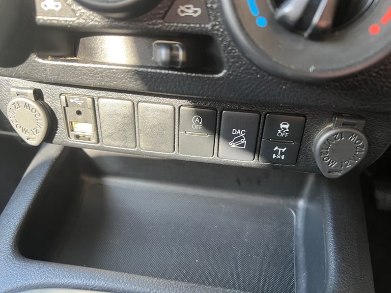 TOYOTA HILUX 2.4 D-4D 150PS ICON MANUAL 4X4 UTILITY PICKUP 21 REG 19,400 MILES