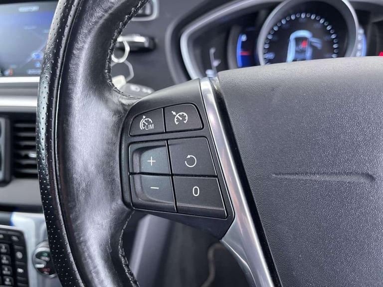 2015 Volvo V40 2.0 V40 R-Design Nav D2 5dr Hatchback Diesel Manual