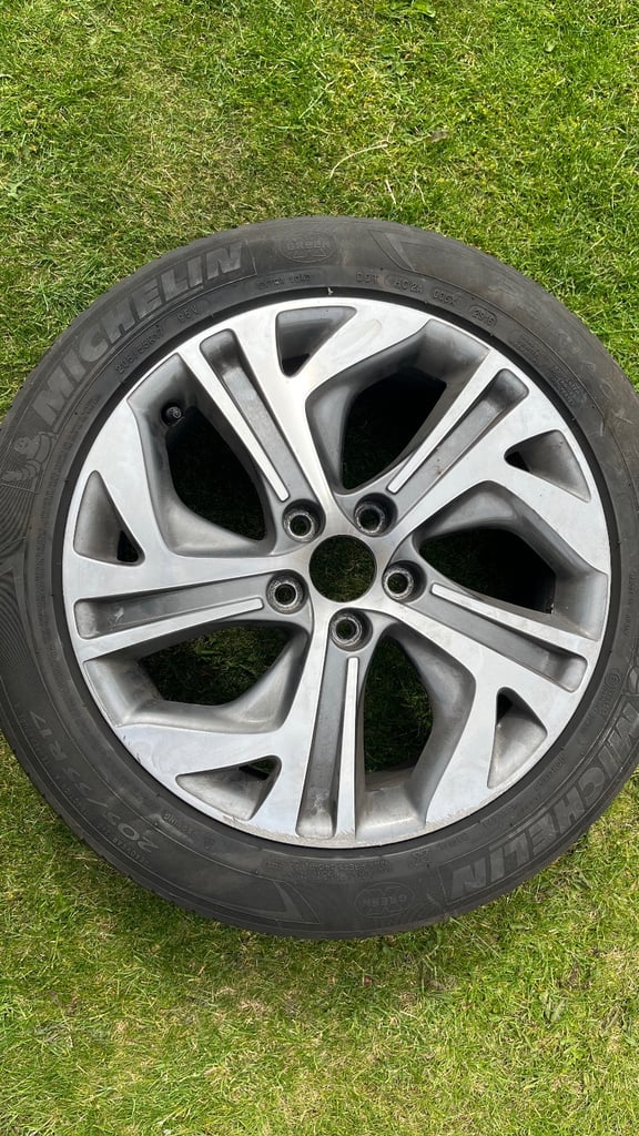 Citroen C4 ( MkII) alloy wheel and tyre 