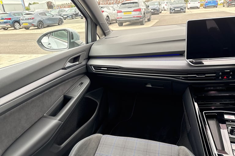 2025 Volkswagen Golf 1.5 TSI 272 GTE eHybrid 5dr DSG **HEADS UP DISPLAY + PAN ROOF** Hatchback PE...
