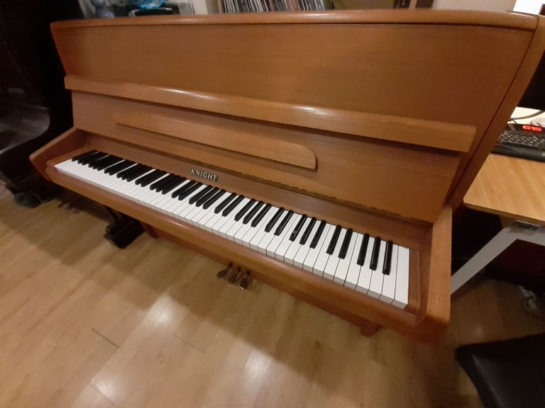 Knight K10 c1977 upright piano satin Oak wood *free 1st tuning* *top condition*