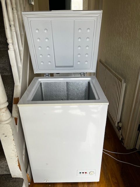 image for CURRY'S ESSENTIALS (100L) CHEST FREEZER IN GOOD WORKING CONDITION