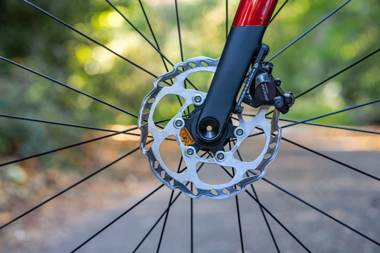 Trek Madone SL6 Gen 8, 105 DI2, Disc Carbon Road Bike Medium Size Carbon Wheels