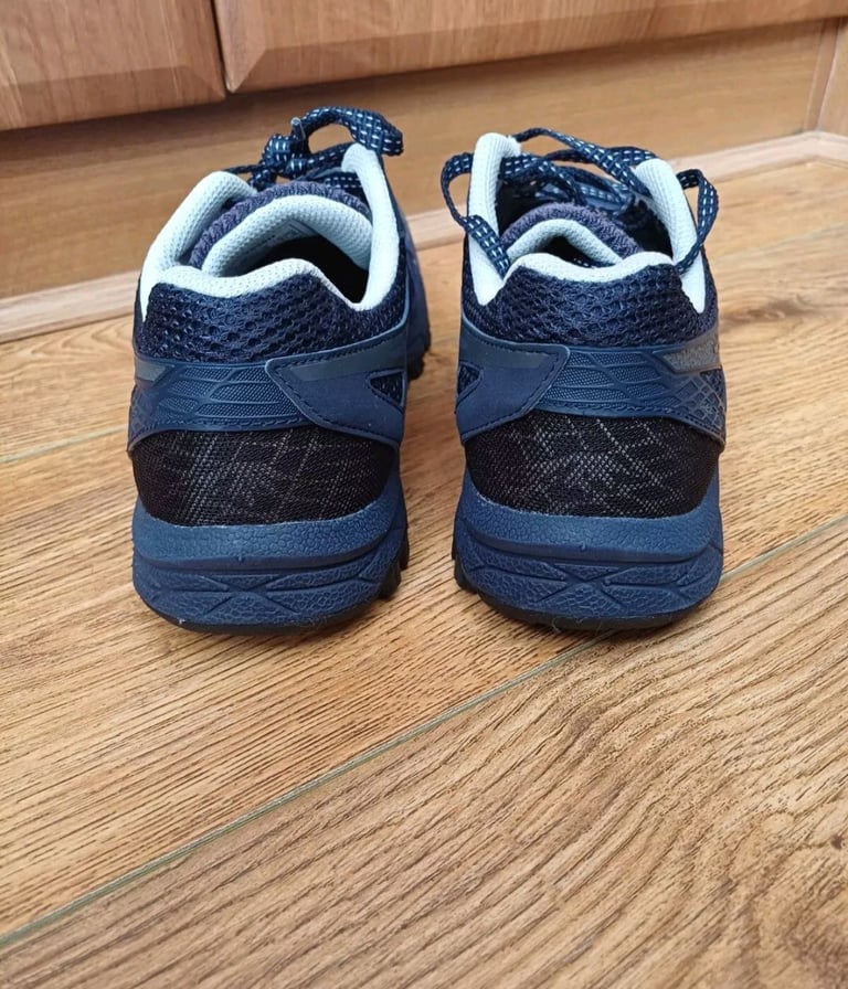 Boys/Mens Blue Asics Gel Attack Trainers Size 7