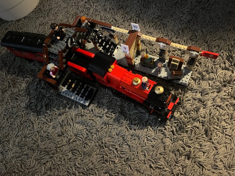 Harry Potter Lego set-platform 9 3/4 and train