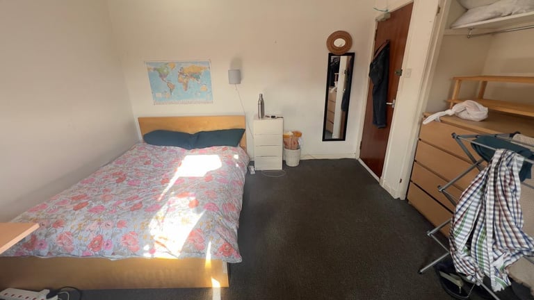 Double bedroom available for short let on Bruntsfield, Edinburgh 