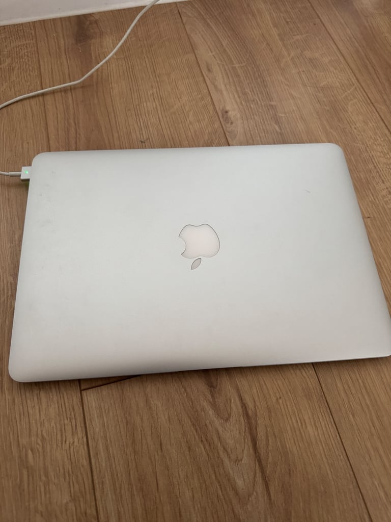 MacBook Air - Excellent Condition 
