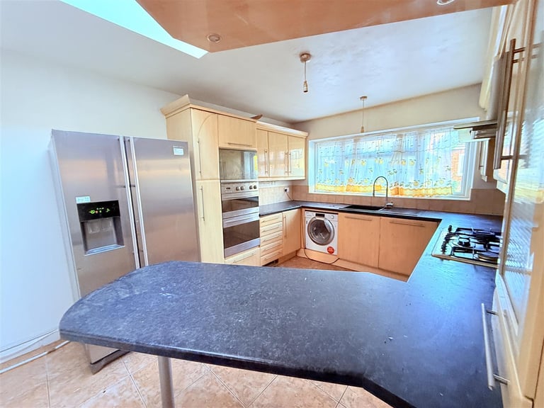 image for 3 bedroom house in Renfrew Road, Hounslow
