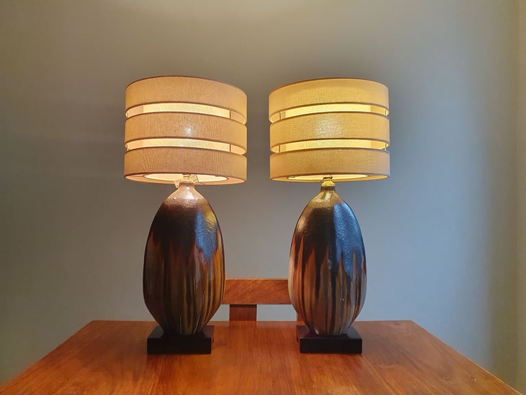 MATCHING PAIR OF CERAMIC VINTAGE/RETRO TABLE LAMPS