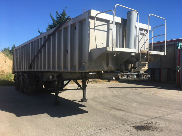 2002 United Trailers 35 cu yd, aggregate alloy tri-axle tipping trailer
