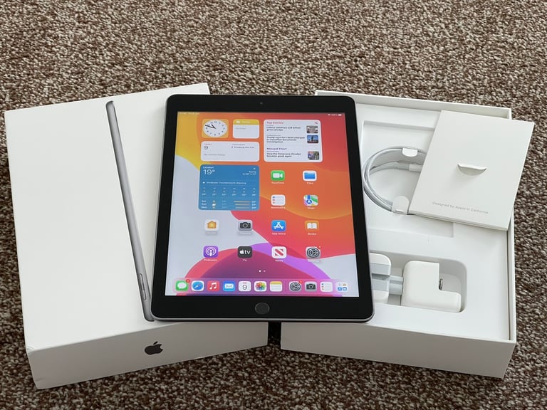 iPad 5th Gen 128GB Space Grey - Excellent & Boxed