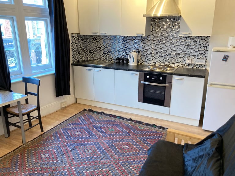 IncludesBillsNet In5BedFlat DRoom ToLet Share 2Shower KitchenDiningSitting VeryNearTubeBusShopsPark