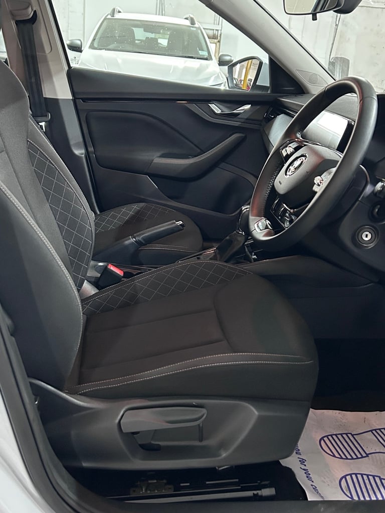 One Owner | Rear parking sensors| Apple Car play