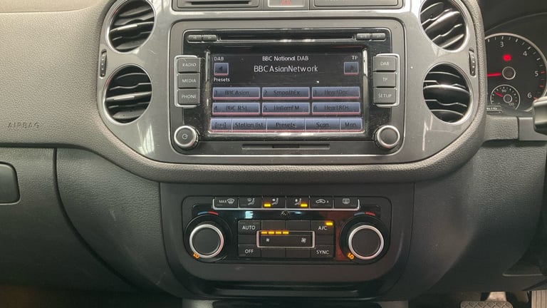2013 Volkswagen Tiguan 2013 2.0 TDi BlueMotion Tech SE 5dr 4X4  DSG AUTO BLACK SERVICE HISTORY ES...