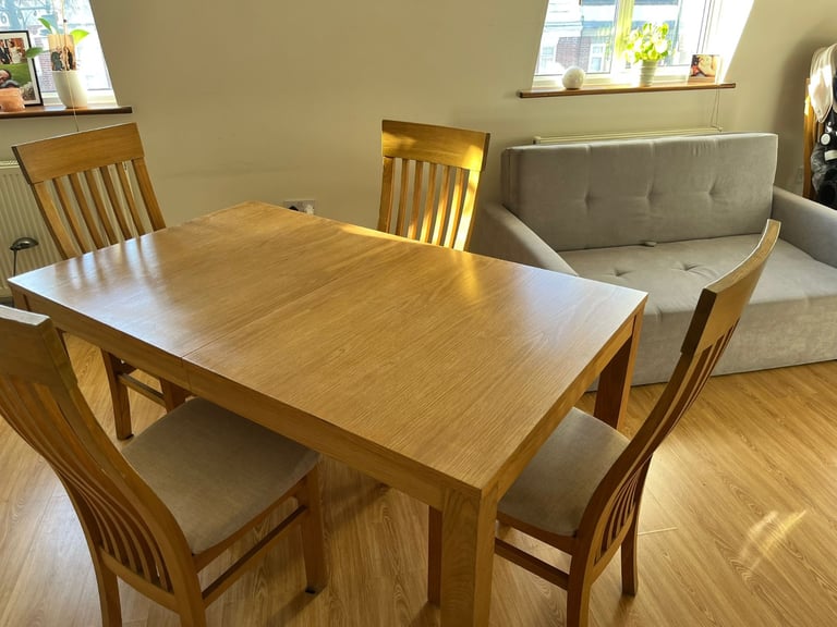 Excellent condition! Extending oak kitchen table PLUS 6 chairs