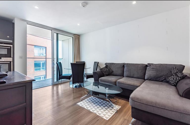 3 Bedrooms Apartment Near East Putney Station