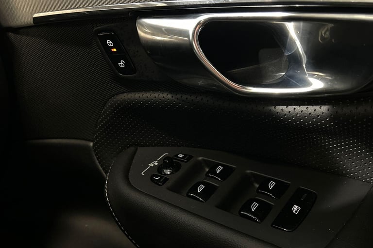 2021 Volvo XC90 Recharge R-Design, T8 AWD plug-in hybrid, 7 Seats ESTATE Petrol/Electric Hybrid A...