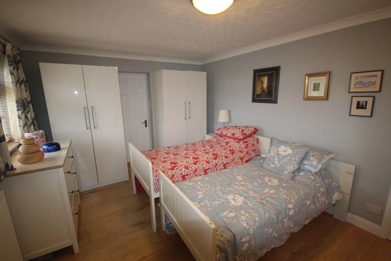 Large double room for couple - Canning Town 🎉🎉