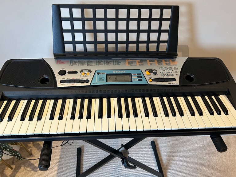Yamaha PSR-170 keyboard and stand