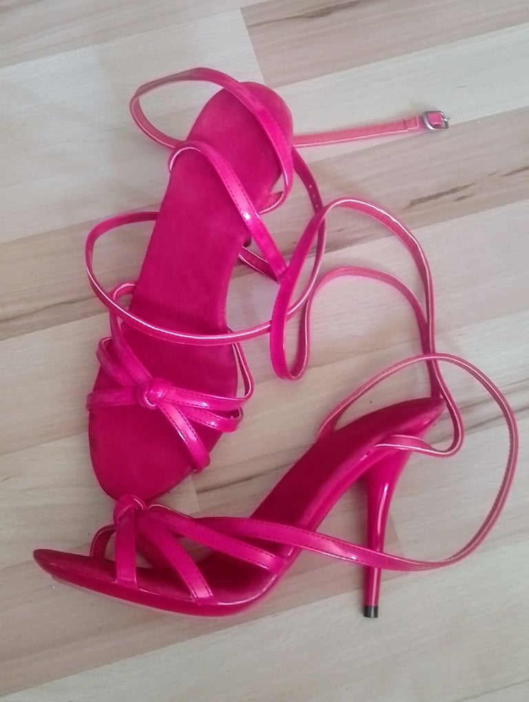 RED PLEASERS SHOES SIZE 5 