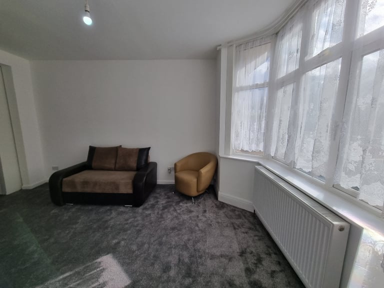 image for Refurbished big studio flat with shower rm.Separate own fully fitted kitchen.£1300 PLUS elec bill