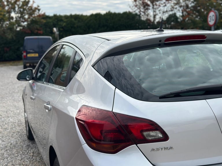 2015 Vauxhall Astra 1.6i SRi Euro 6 5dr HATCHBACK Petrol Manual