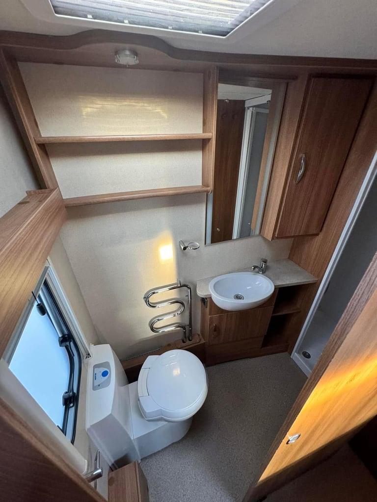 Swift Challenger SE 580 Transverse Island Bed Full Rear Bathroom