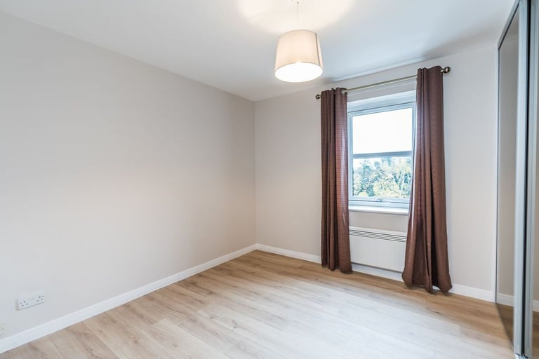 Contemporary, 2 bedroom flat in Morningside, with flexible furnishings – available NOW