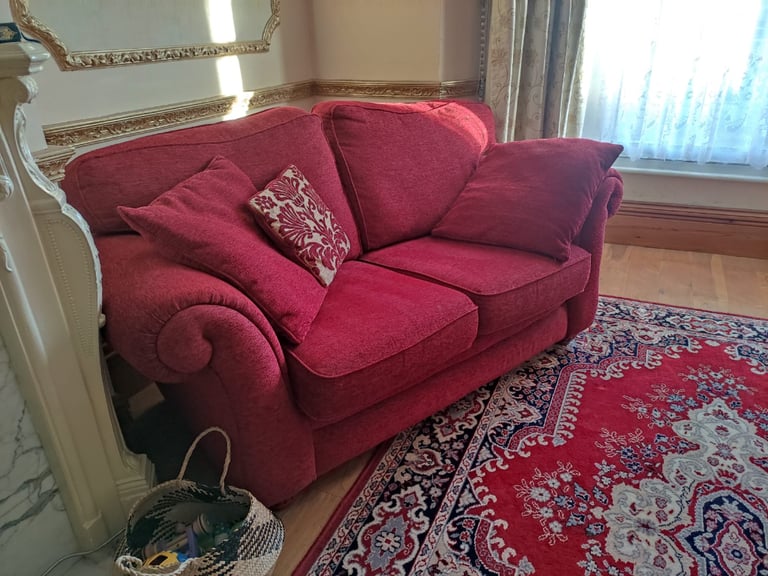 BEAUTIFUL SOFA 3 & 2 SEATER + CUSHIONS + LARGE MATCHING RUG **EXCELLENT CONDITION ** WASHABLE 