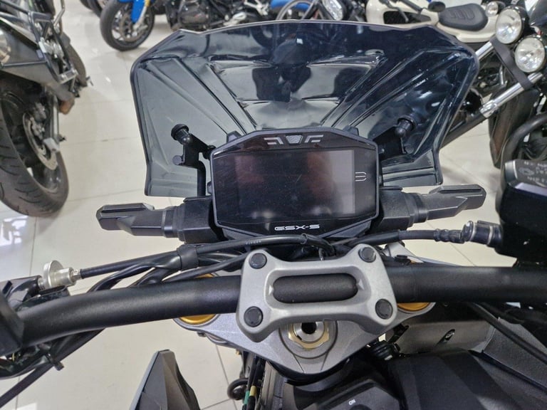 SUZUKI GSX-S 1000 IN GRAY