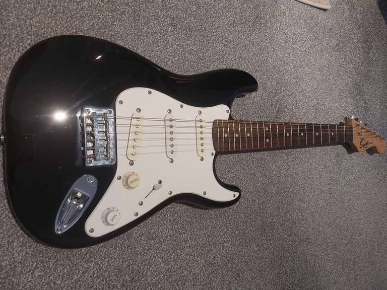 Black Fender Squier Stratocaster Mini in excellent condition