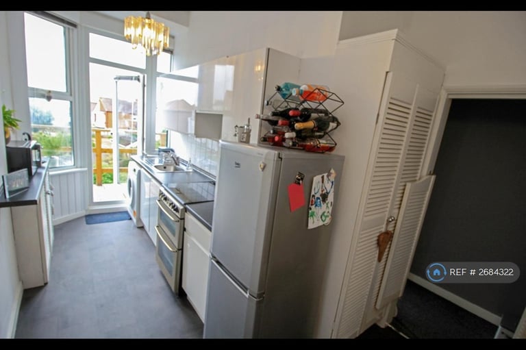 1 bedroom flat in Station Road, Westcliff-On-Sea, SS0 (1 bed) (#2684322)