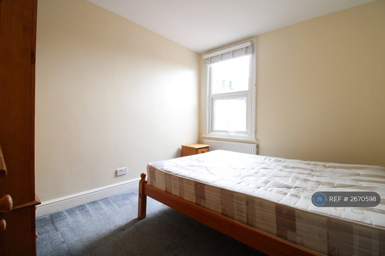 3 bedroom flat in Kellino Street, London, SW17 (3 bed) (#2670598)