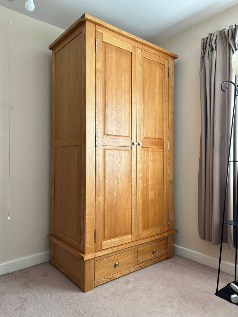 Beautiful ‘Sleepy Valley’ Solid Oak large double wardrobe with 2 spacious drawers like new DELIVERY