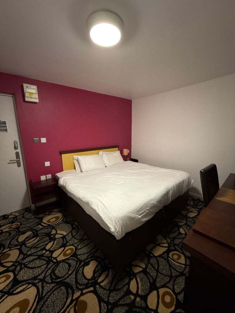 Private En-Suite Room – Flexible Tenancy – Furnished with Desk, TV & Freezer – Free Parking